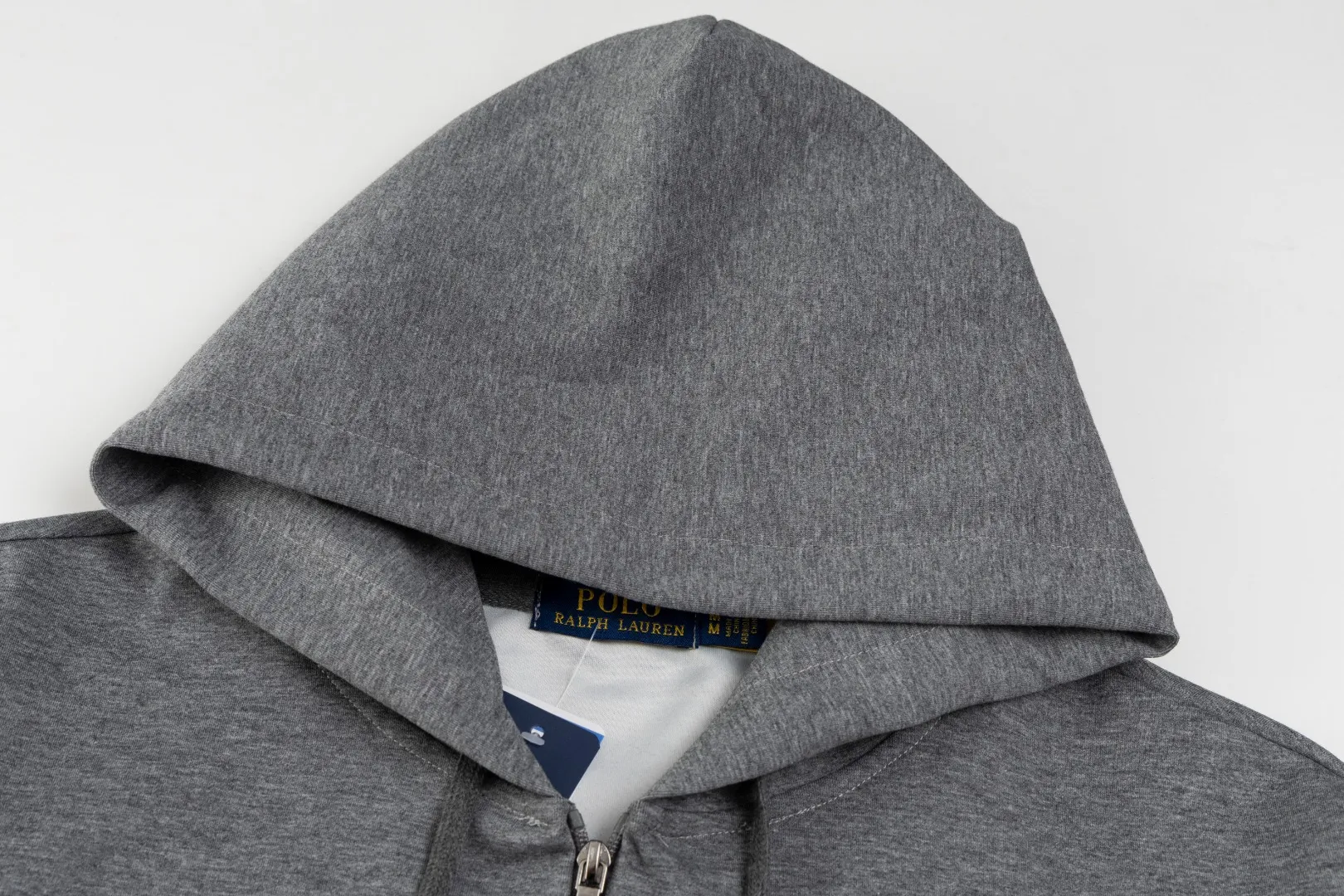 P236 #R95 Ralph Lauren/Ralph Lauren Twelve Color Pony🐎 Embroidered zipper cardigan jacket hooded sweatshirt This hooded sweatshirt is decorated with a simple style that represents Ralph Lauren. It is paired with a pony embroidery pattern, which is three-dimensional and full! The solid color fabric paired with exquisite embroidery instantly sets it off! Hooded sports design, loose and casual fit! The overall texture is very strong! Through the pictures, we can feel the thickness and texture of custom-woven and dyed threads. The workmanship is exquisite. They are shipped from major foreign trade factories. They are all made by masters with many years of experience. Everything is of high standards and requirements! Simple and versatile style ~ super delicate and soft, close to the body without being tied, all fabrics and accessories are original custom-made and of high quality! Perfectly reflects the brand’s sense of superiority! Standard cut, comfortable stretch, unrestricted movement! Highly practical, high-end and classy! Versatile style ~ can be paired with jeans or jogging pants. Ideal for transitioning from your morning commute to weekend events!  Color: Black with red label Black with white label Khaki Navy blue with red label Navy blue with white label White Light gray Dark gray Burgundy Army green Light blue Pink Size: S M L